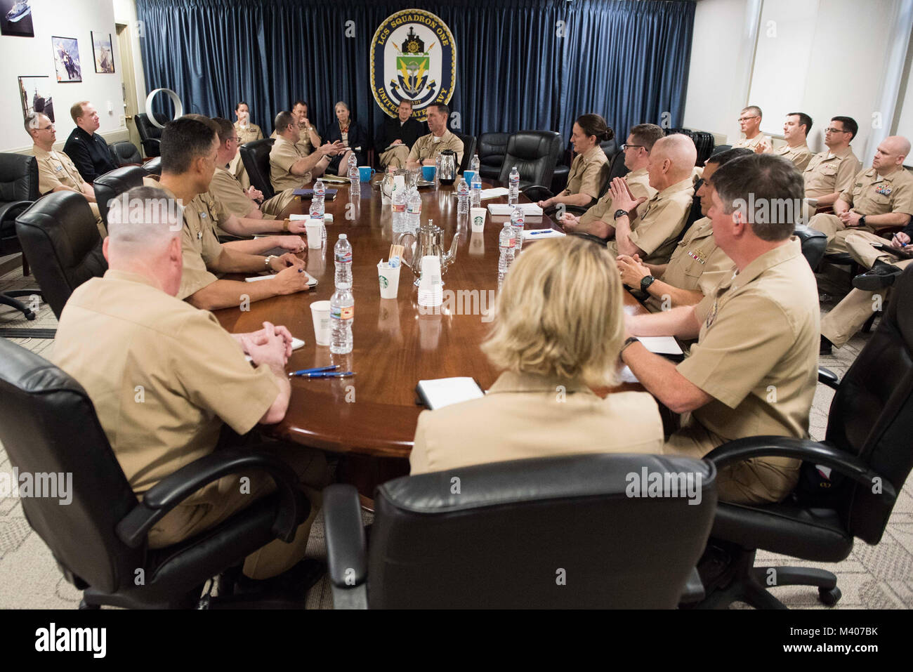 180207-N-AT895-359 SAN DIEGO (fév. 7, 2018) Le chef des opérations navales (ONC) Adm. John Richardson rencontre le navire de combat littoral (LCS) commandant et membres de la haute direction pour discuter du leadership à la base navale de San Diego (NBSD). (U.S. Photo par marine Spécialiste de la communication de masse 1re classe Nathan Laird/libérés) Banque D'Images