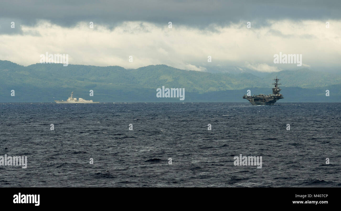 180207-N-LN093-0046 de l'OCÉAN PACIFIQUE (fév. 7, 2018) Les missiles de Arleigh Burke-Class destroyer USS Wayne E. Meyer (DDG 108) et de la classe Nimitz porte-avions USS Carl Vinson (CVN 70) transit le détroit de Surigao. Le Carl Vinson Strike Group opère actuellement dans l'ouest du Pacifique dans le cadre d'un programme régulièrement le déploiement. (U.S. Photo par marine Spécialiste de la communication de masse/Morenogarcia Jasen troisième classe) Parution Banque D'Images