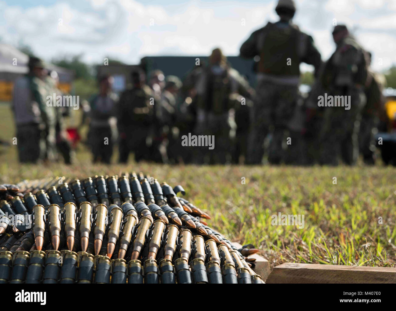 Les marins de l'équipe de sécurité a attribué à fluviales côtières Group (CRG) 1, Det. Un incendie de Guam M-240 machine gun pendant un exercice d'entraînement à la base navale américaine de Guam, le 7 février 2018. Formation à la préparation de cette publication trimestrielle, tenue par le GRC-1 Unité de formation et d'évaluation, San Diego, CRG permet-1 Det. Guam pour fournir 360 degrés en cours de défense et en-port à bord espace ressources de haute valeur. CRG-1 Det. Guam est attribué au commandant, Force opérationnelle 75, la task force expéditionnaire principale responsable de la planification et l'exécution des opérations fluviales côtières, des explosifs et munitions, et plongée Banque D'Images