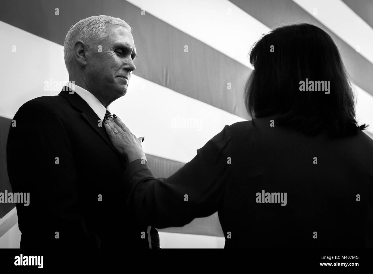 Deuxième Dame Karen Pence ajuster Vice Président des États-Unis Michael Pence's tie avant son discours aux troupes, le 8 février 2018, à Yokota Air Base, le Japon. Alors qu'au Japon, Pence a visité les fonctionnaires japonais dont le Premier ministre Shinzo Abe, rencontrez avec des troupes, et a traité de Yokota Air Base militaires avant de partir pour la Corée du Sud pour l'hiver 2018 de PyeongChang Jeux Olympiques. (U.S. Photo de l'Armée de l'air par la Haute Airman Donald Hudson) Banque D'Images