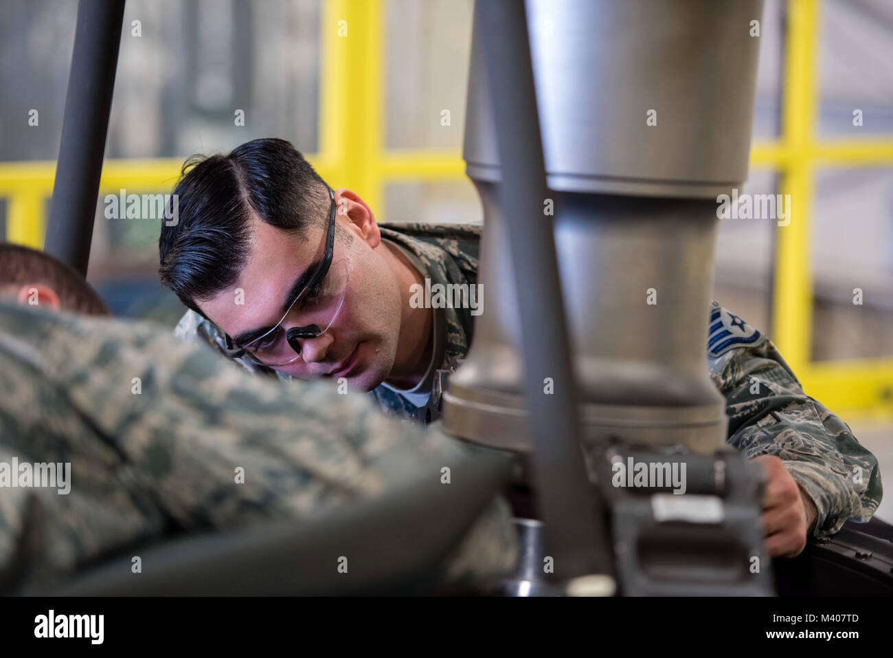 Le sergent de l'US Air Force. Paul Roberts, 33e HMU HH-60G Pavehawk, chef d'équipe d'effectuer une inspection de la phase 600 heures 10 janvier 2017, à Kadena Air Base, au Japon. Au cours de l'inspection de phase crewchiefs examiner chaque pouce de l'avion afin de s'assurer la maintenance. (U.S. Photo de l'Armée de l'air par la Haute Airman Omari Bernard) Banque D'Images