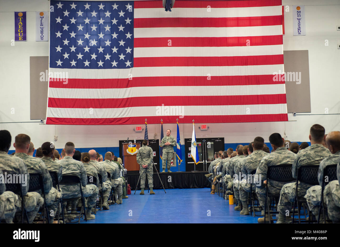 U.S. Air Force Chef de cabinet Le Général David L. Goldfein parle aux membres de l'équipe d'Andersen pendant un appel tous à Andersen Air Force Base, Guam, le 8 février 2018. Goldfein partage ses opinions sur l'avenir de l'Armée de l'air et comment le travail de l'équipe Andersen joue un rôle stratégique dans la région Indo-Pacifique. (U.S. Air Force photo par un membre de la 1re classe Christopher Quail) Banque D'Images