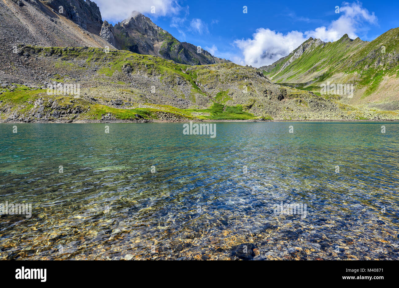 L'eau transparente de Cold Mountain Lake. Sayan de l'Est. La Russie Banque D'Images
