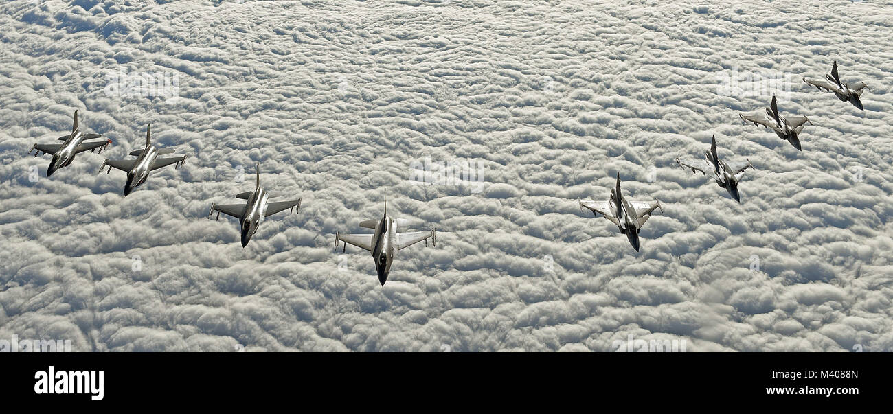 Quatre U.S. Air Force F-16C Fighting Falcon et quatre armée de l'air suédoise JAS 39 Gripens voler en formation au cours de la formation de ravitaillement en vol dans l'espace aérien suédois, le 8 février 2018. La formation en vol est en liaison avec un déploiement de rotation F-16Cs à partir de l'Ohio Air National Guard's 180e Escadre de chasse à la base aérienne d'Amari, l'Estonie, dans le cadre d'un théâtre de mesures de sécurité. La formation permet aux États-Unis et en Suède pour renforcer l'interopérabilité et d'accroître la préparation opérationnelle. (U.S. Air Force photo par un membre de la 1re classe Luc Milano) Banque D'Images