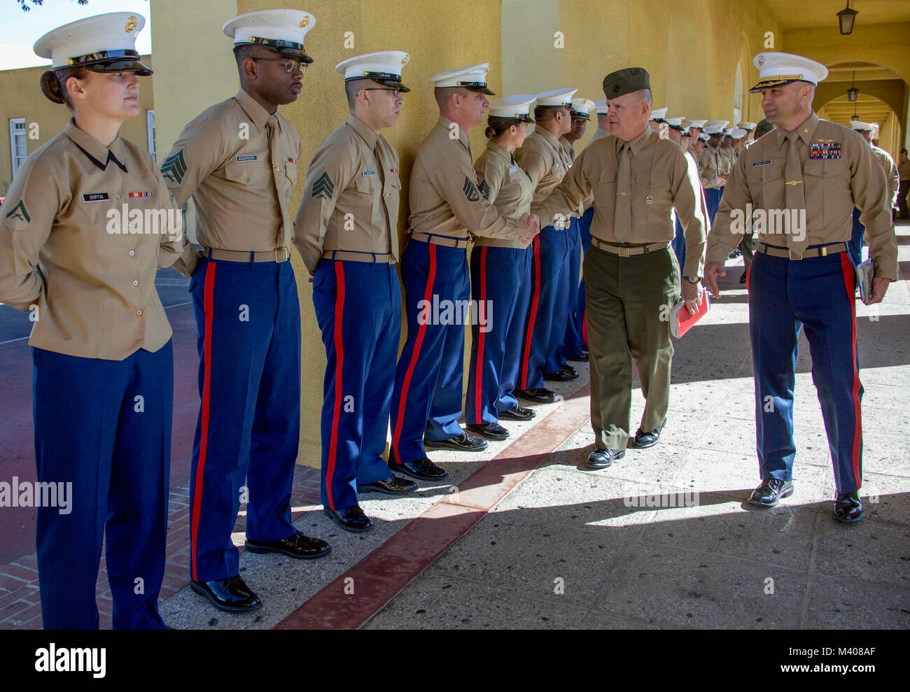Commandant de la Marine Corps le général Robert B. Neller serre la main de marines américains au cours d'une visite à l'École du Corps des marines à bord les recruteurs recruter Depot, San Diego, Californie, le 8 février 2018. Neller abordées les Marines à propos de son dernier message à la force : Exécuter et répond aux questions. (U.S. Marine Corps photo par le Sgt. Olivia G. Ortiz) Banque D'Images