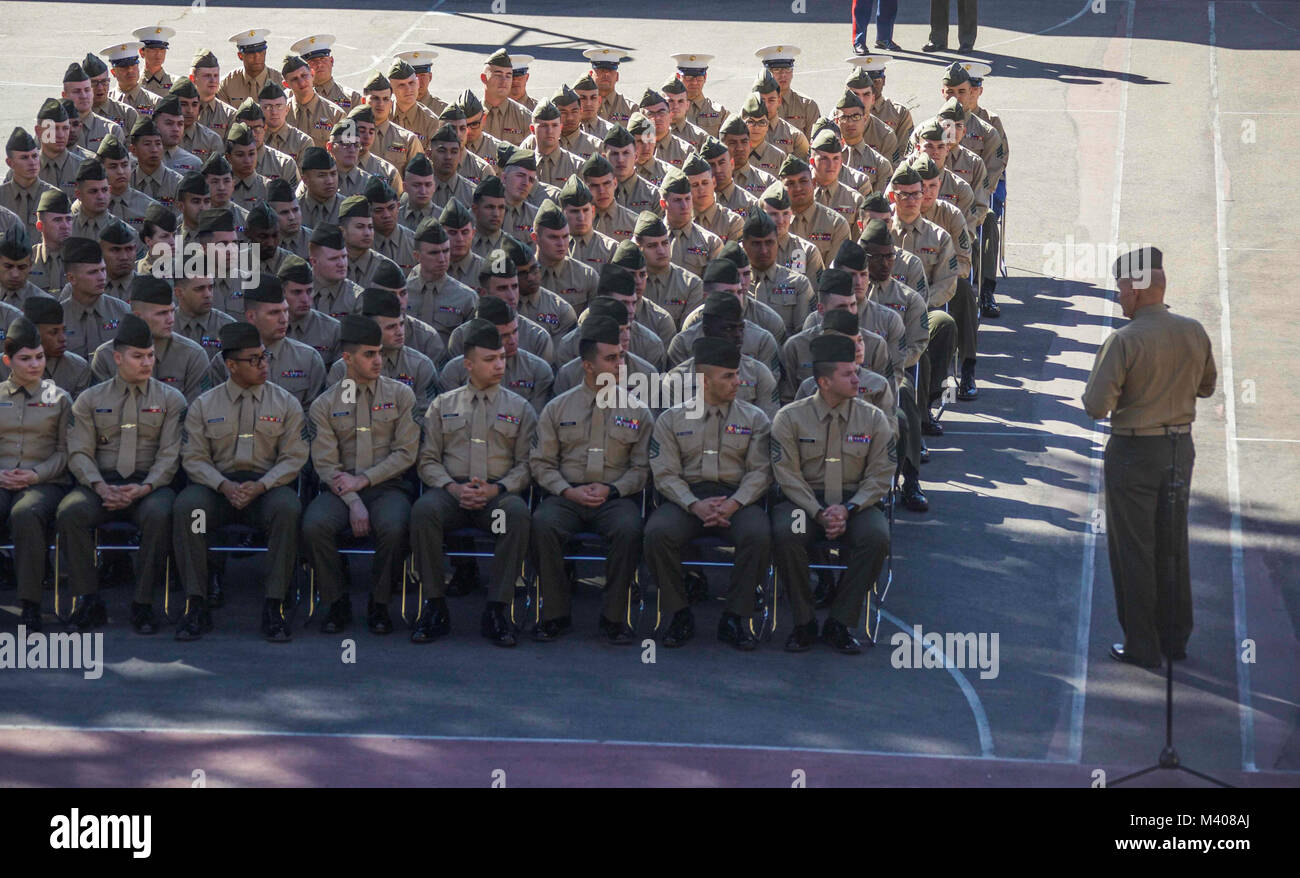 Commandant de la Marine Corps le général Robert B. Neller parle aux Marines américains au cours d'une visite à l'École du Corps des marines à bord les recruteurs recruter Depot, San Diego, Californie, le 8 février 2018. Neller abordées les Marines à propos de son dernier message à la force : Exécuter et répond aux questions. (U.S. Marine Corps photo par le Sgt. Olivia G. Ortiz) Banque D'Images