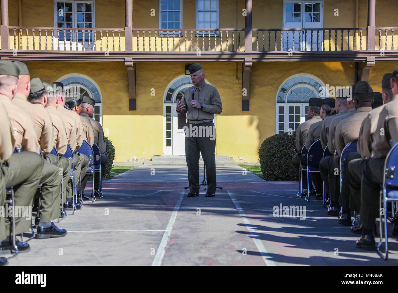 Commandant de la Marine Corps le général Robert B. Neller parle aux Marines américains au cours d'une visite à l'École du Corps des marines à bord les recruteurs recruter Depot, San Diego, Californie, le 8 février 2018. Neller abordées les Marines à propos de son dernier message à la force : Exécuter et répond aux questions. (U.S. Marine Corps photo par le Sgt. Olivia G. Ortiz) Banque D'Images