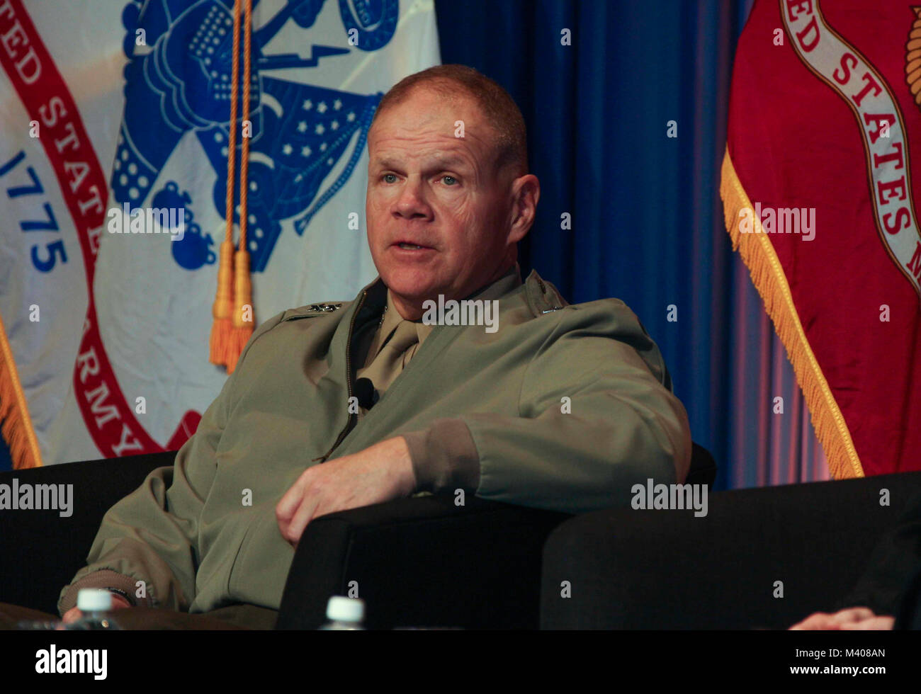 Commandant de la Marine Corps le général Robert B. Neller parle au service militaire Les membres et participants à la mer les chefs de service de ville Dîner au Centre de Congrès de San Diego, San Diego, Californie, le 8 février 2018. Neller a parlé du Marine Corps et répondu aux questions du public. (U.S. Marine Corps photo par le Sgt. Olivia G. Ortiz) Banque D'Images
