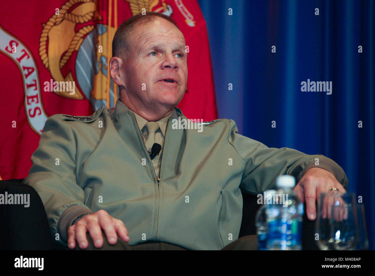 Commandant de la Marine Corps le général Robert B. Neller parle au service militaire Les membres et participants à la mer les chefs de service de ville Dîner au Centre de Congrès de San Diego, San Diego, Californie, le 8 février 2018. Neller a parlé du Marine Corps et répondu aux questions du public. (U.S. Marine Corps photo par le Sgt. Olivia G. Ortiz) Banque D'Images