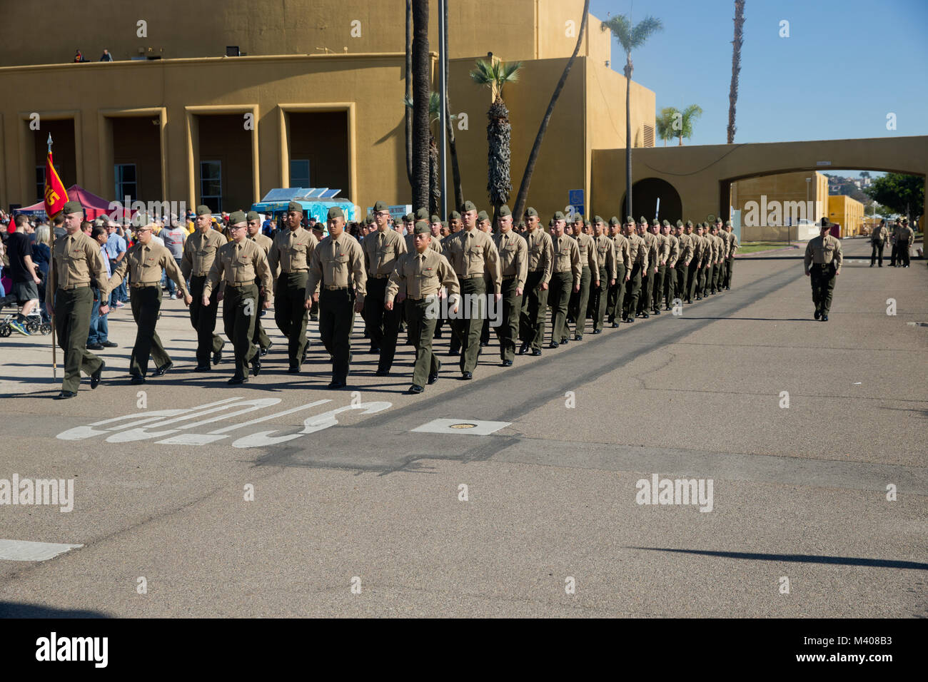 La nouvelle société de l'écho des Marines, 2e Bataillon d'instruction des recrues, retrouver leurs proches en journée familiale au Marine Corps Recruter Depot San Diego, aujourd'hui. Après près de 13 semaines de formation, les Marines de la Compagnie Echo va officiellement diplômée de l'instruction des recrues demain. Banque D'Images