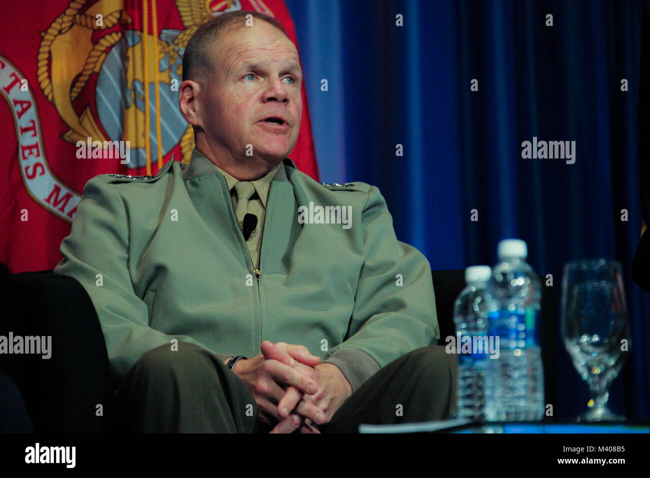 Commandant de la Marine Corps le général Robert B. Neller parle au service militaire Les membres et participants à la mer les chefs de service de ville Dîner au Centre de Congrès de San Diego, San Diego, Californie, le 8 février 2018. Neller a parlé du Marine Corps et répondu aux questions du public. (U.S. Marine Corps photo par le Sgt. Olivia G. Ortiz) Banque D'Images
