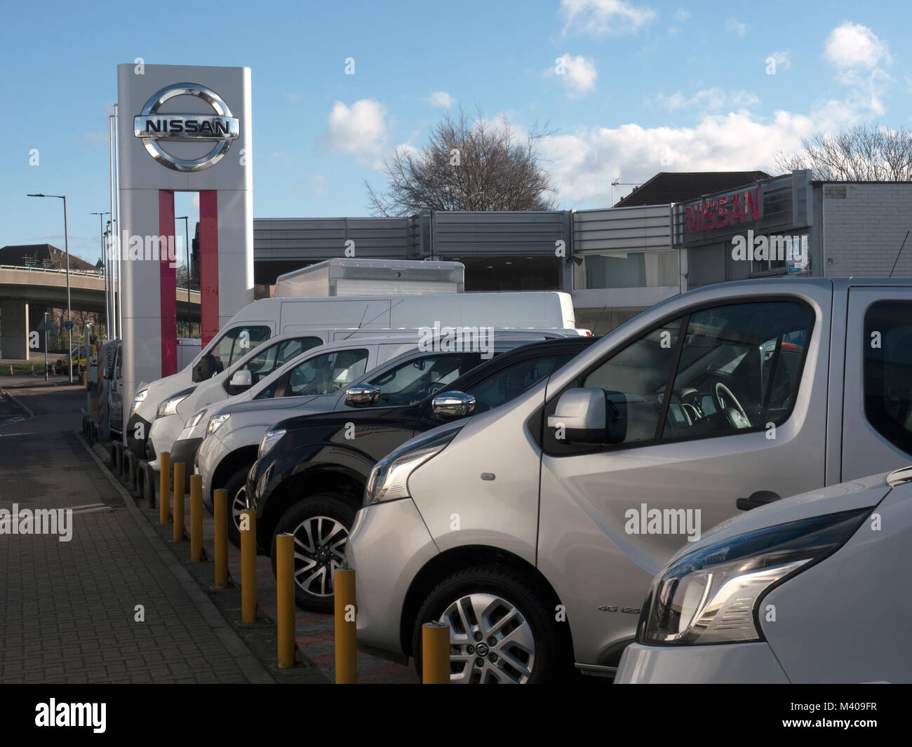 Vente voiture Nissan concessionnaire principal d'exposition et d'avant-cour, Redbridge, Southampton, Hampshire, England, UK Banque D'Images