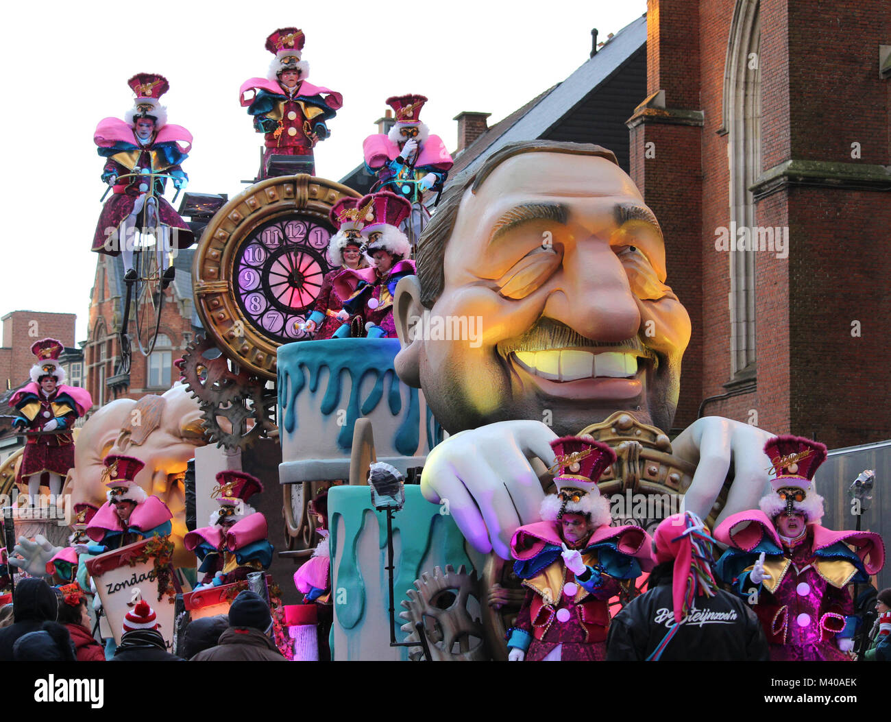 AALST, BELGIQUE, 11 février 2018 : l'un des flotteurs de couleur vive et les participants au cours de la parade du carnaval annuel à Alost. Il s'agit d'une reconnaissance de l'UNESCO Banque D'Images