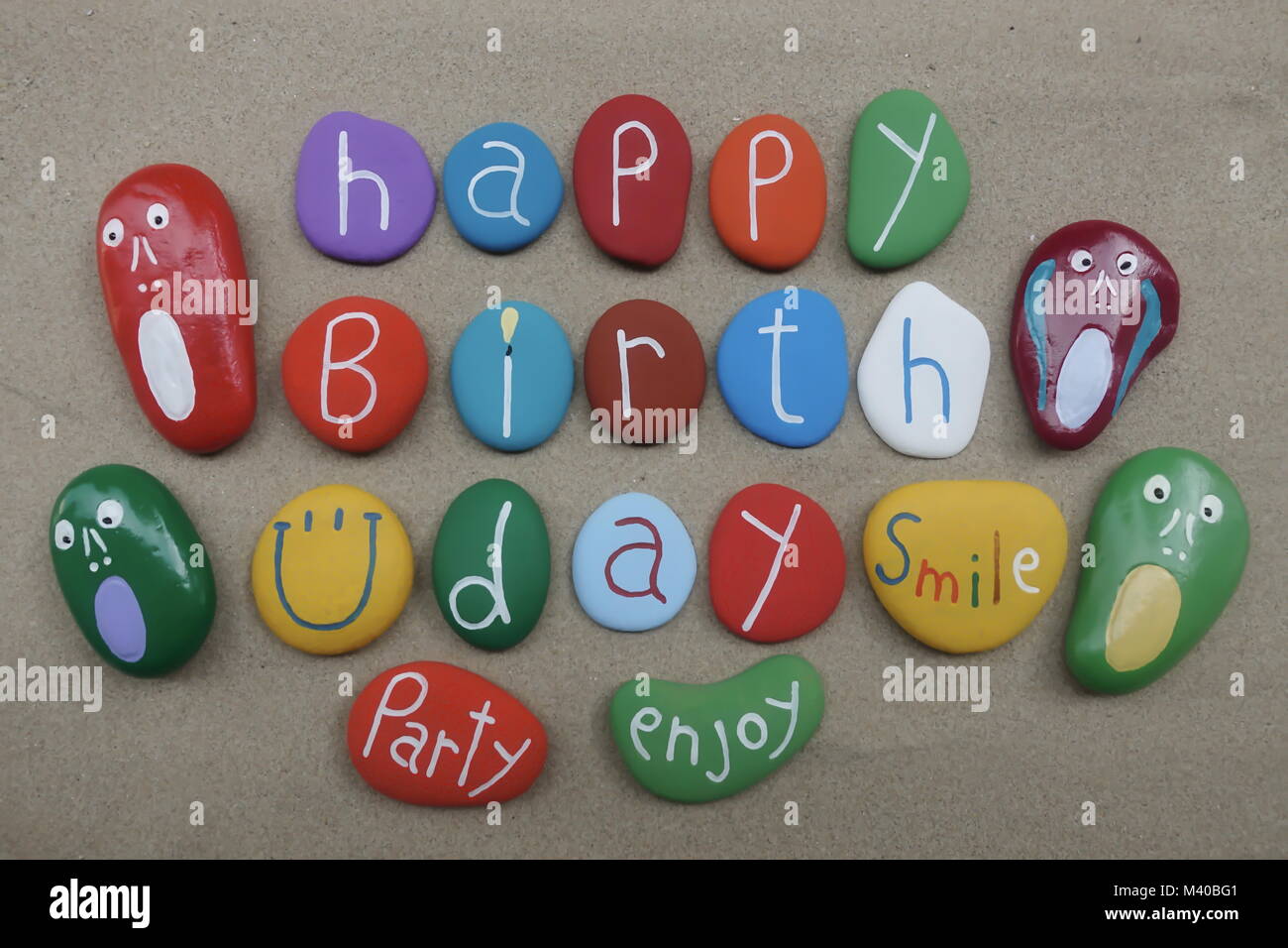 Joyeux anniversaire message avec la composition des pierres multicolores Banque D'Images