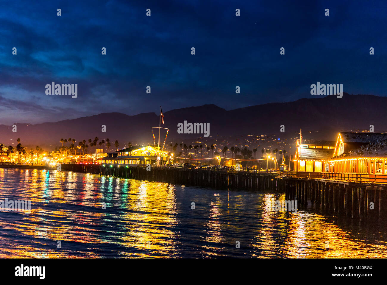 Image de Stearns Wharf de nuit à Santa Barbara en Californie montre les lumières brillantes d'un quartier animé de la ville. Banque D'Images