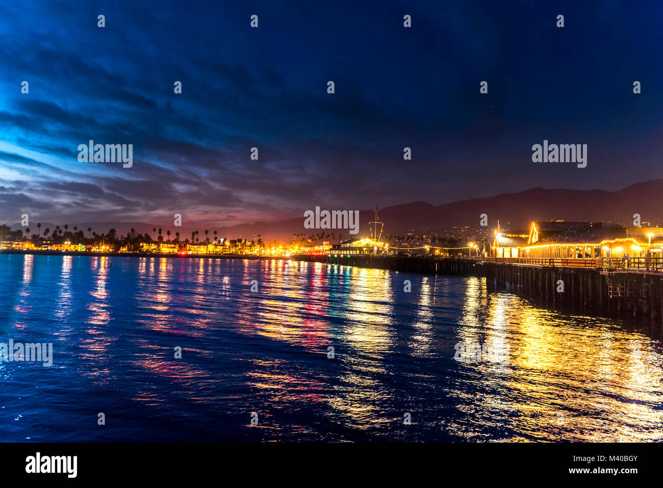 Image de Stearns Wharf de nuit à Santa Barbara en Californie montre les lumières brillantes d'un quartier animé de la ville. Banque D'Images