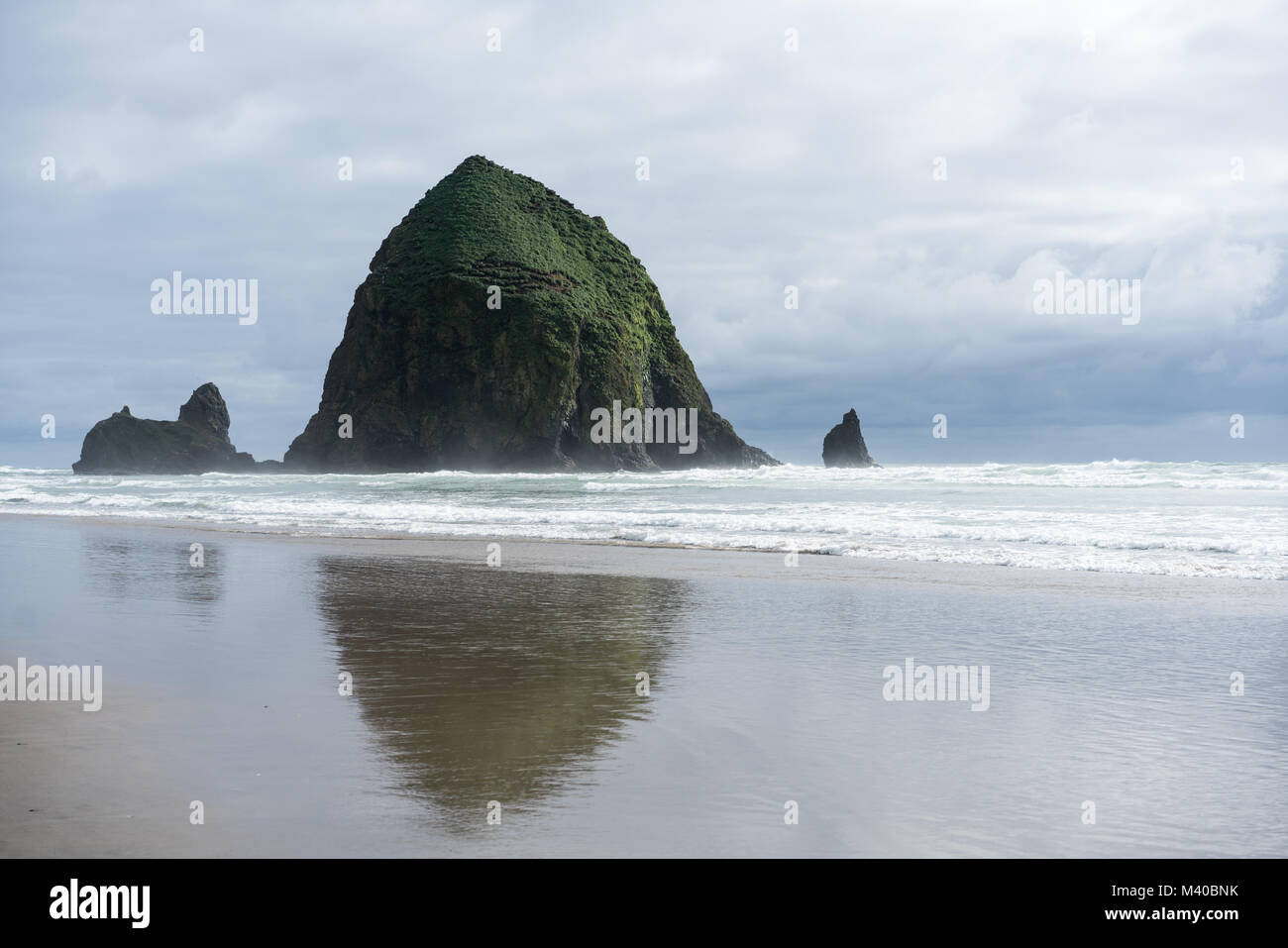 Les affleurements rocheux de Cannon Beach Oregon, sur la côte nord-ouest du Pacifique. En vedette dans une scène du film "Les Goonies" Banque D'Images