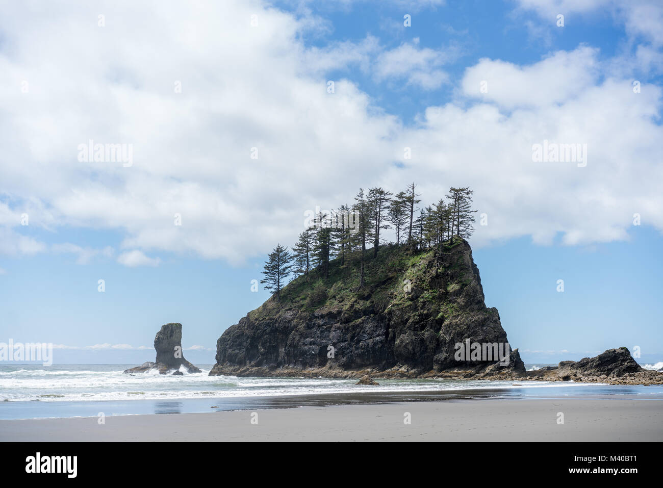Un affleurement rocheux sur la côte de l'Oregon à Cannon Beach Banque D'Images