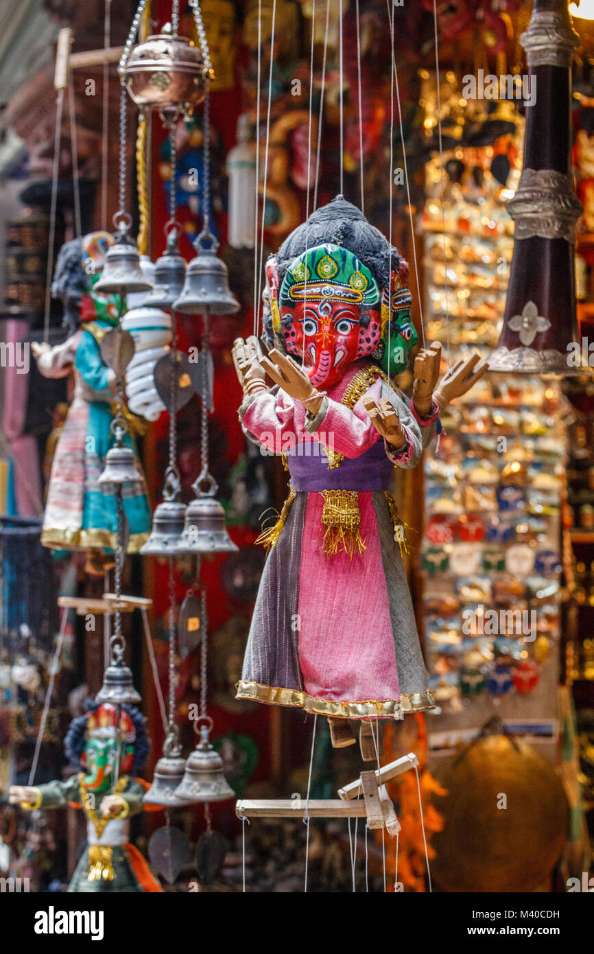 Marionnettes Marionnettes traditionnels vendus sur un marché à Thamel, Katmandou, Népal Banque D'Images