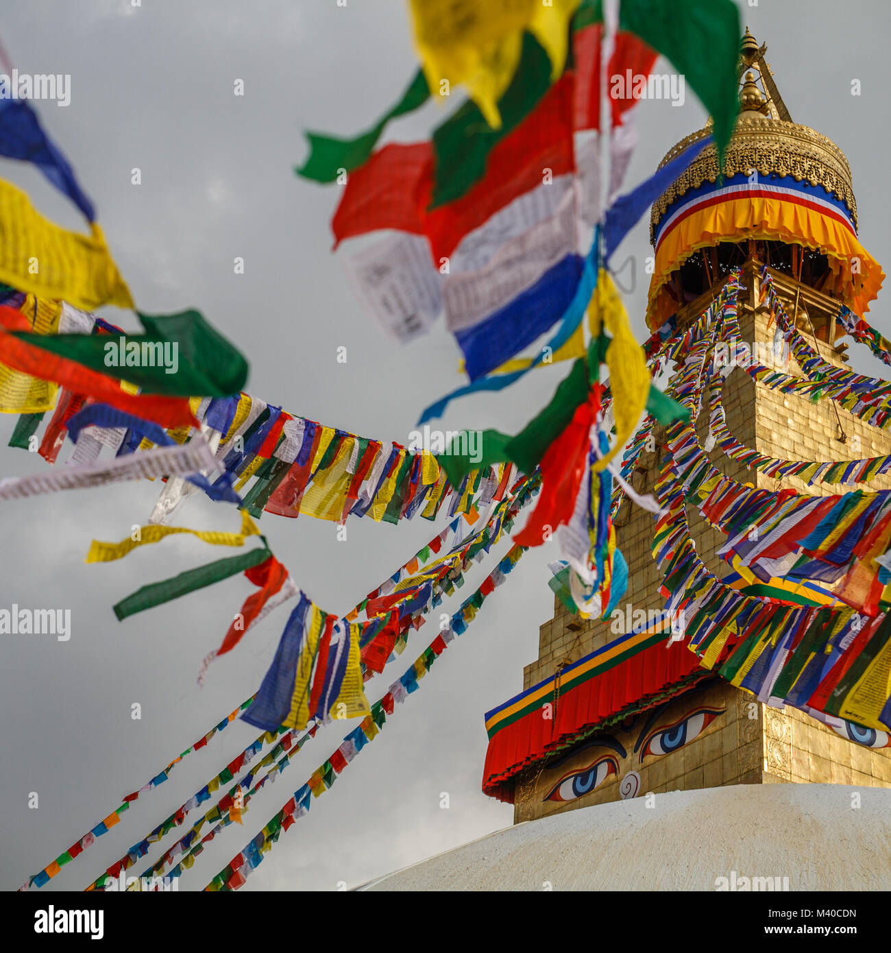 Stupa Boudhanath avec les drapeaux de prières, Katmandou, Népal. Image carrée. Banque D'Images
