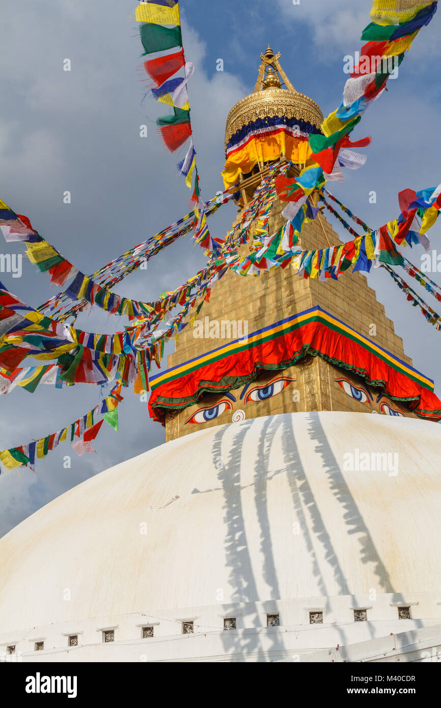 Stupa Boudhanath avec les drapeaux de prières, Katmandou, Népal. Vertical image. Banque D'Images