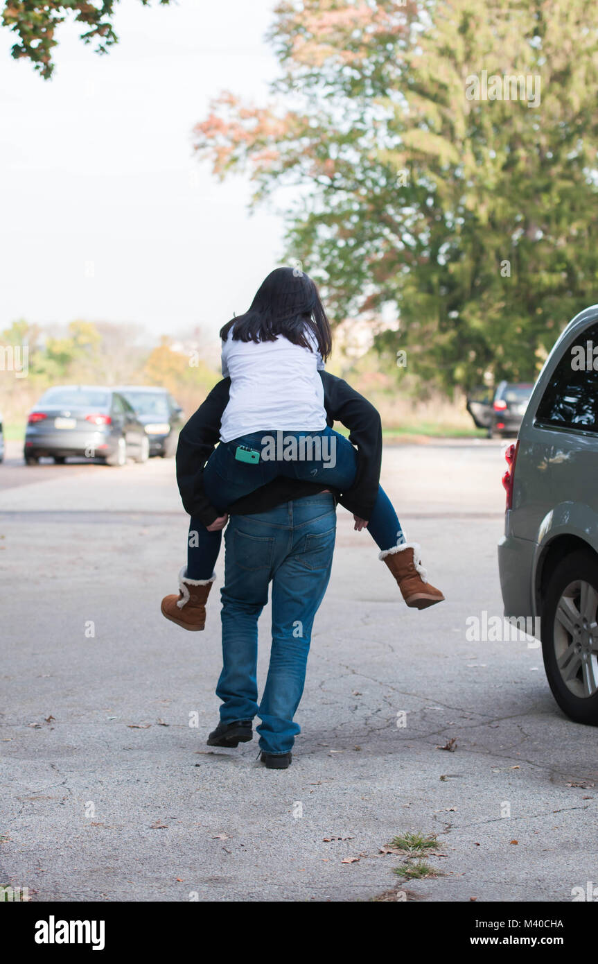 Frère de donner sa Sœur un Piggyback Ride Banque D'Images