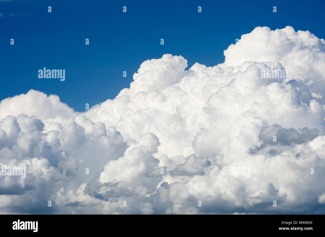 Les cumulus dans le ciel bleu Banque D'Images