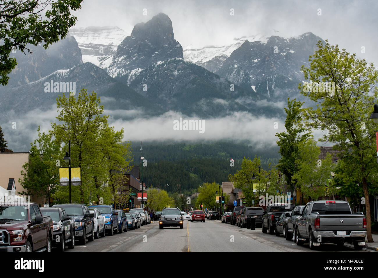 Canmore en Alberta, Canada. À l'ouest sur la 8e rue au centre-ville sous un ciel couvert journée de printemps. Banque D'Images