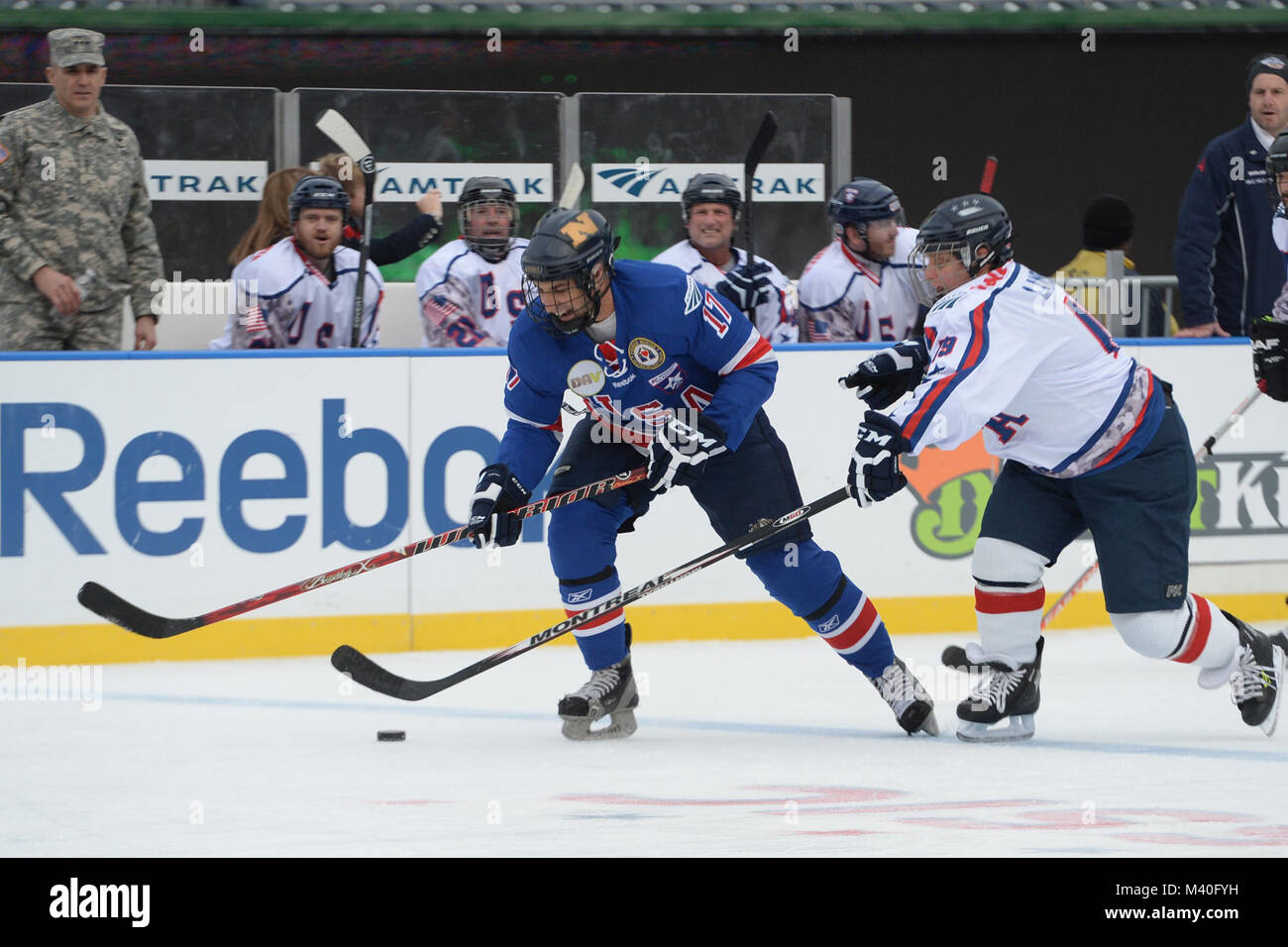 Charlie Hyman, gauche, et Nickie Lambert, les deux guerriers USA stand up, l'équipe de bataille pour une sonde, tout en jouant sur l'hiver de la Ligue Nationale de Hockey sur glace en plein air 2015 classique au Championnat National Park de Washington, D.C. Jan 2, 2015. La LNH a honoré le club de hockey les anciens combattants blessés en leur donnant un accès exclusif à leurs équipes et équipements pour trois jours durant leur saison régulière le plus grand événement de l'année. (DoD News photo par EJ Hersom) 150102-D-DB155-008 par DoD Nouvelles Photos Banque D'Images