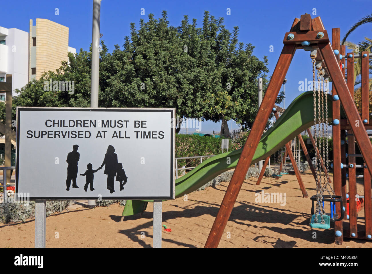 Les enfants doivent être surveillés en tout temps signe en aire de jeux, Paphos, Chypre Banque D'Images