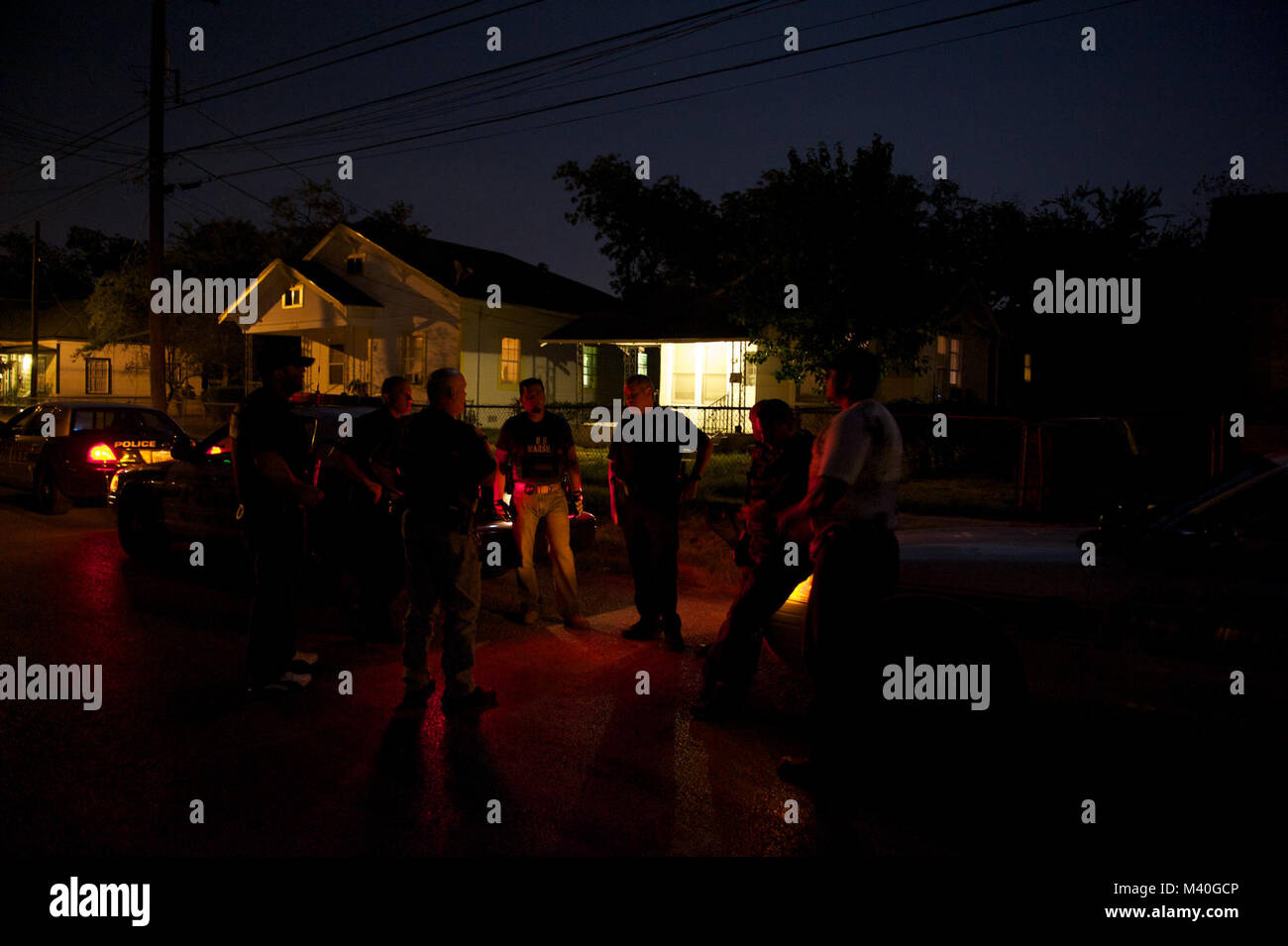 SAN ANTONIO - l'U.S. Marshals Service et le Département de Police de San Antonio vous annonce l'achèvement de l'opération. Beam-Target Orejon Triple L'objectif des 17 semaines de lutte contre les bandes violentes et la réduction de la criminalité dans la zone métropolitaine de San Antonio a été de lutter contre la criminalité associée aux activités des gangs en réunissant le plus de délinquants violents à la justice et à saisir les outils de leur métier, de drogues et d'armes. Les chefs de gangs et criminels notoires de la région ont été identifiés et ciblés et appréhendé grâce aux efforts combinés des gouvernements fédéral, étatiques et locaux d'application de la loi. Les résultats de l'opération Bea Triple Banque D'Images