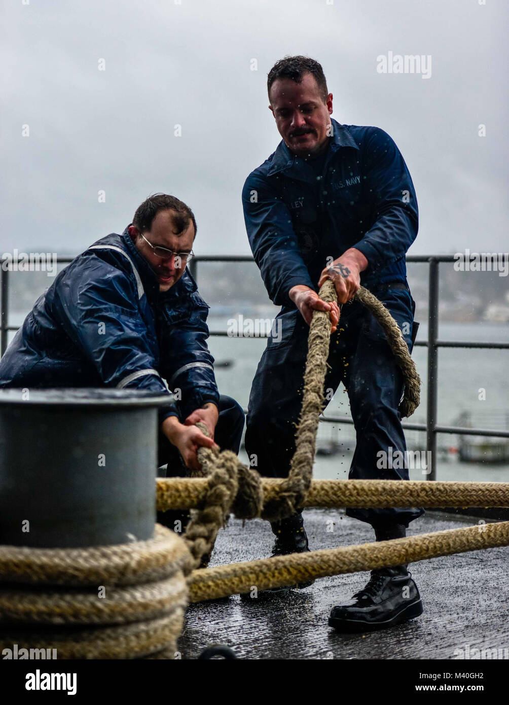 150206-N-TC437-138 Bremerton, dans l'(fév. 6, 2015) - Maître de Manœuvre 3 Classe Casey Rogers et maître de Manœuvre de la poulie d'un enveloppement marin George bouchon ligne près d'une ligne sur la plage arrière de l'USS JOHN C. STENNIS (CVN 74). Stennis fait actuellement l'objet d'une période de formation opérationnelle en prévision de futurs déploiements. (U.S. Photo par marine Spécialiste de la communication de masse de la classe de 3ème D. Ignacio Perez/ libéré) 150206-N-TC437-138 par USS JOHN C. STENNIS (CVN 74) Banque D'Images