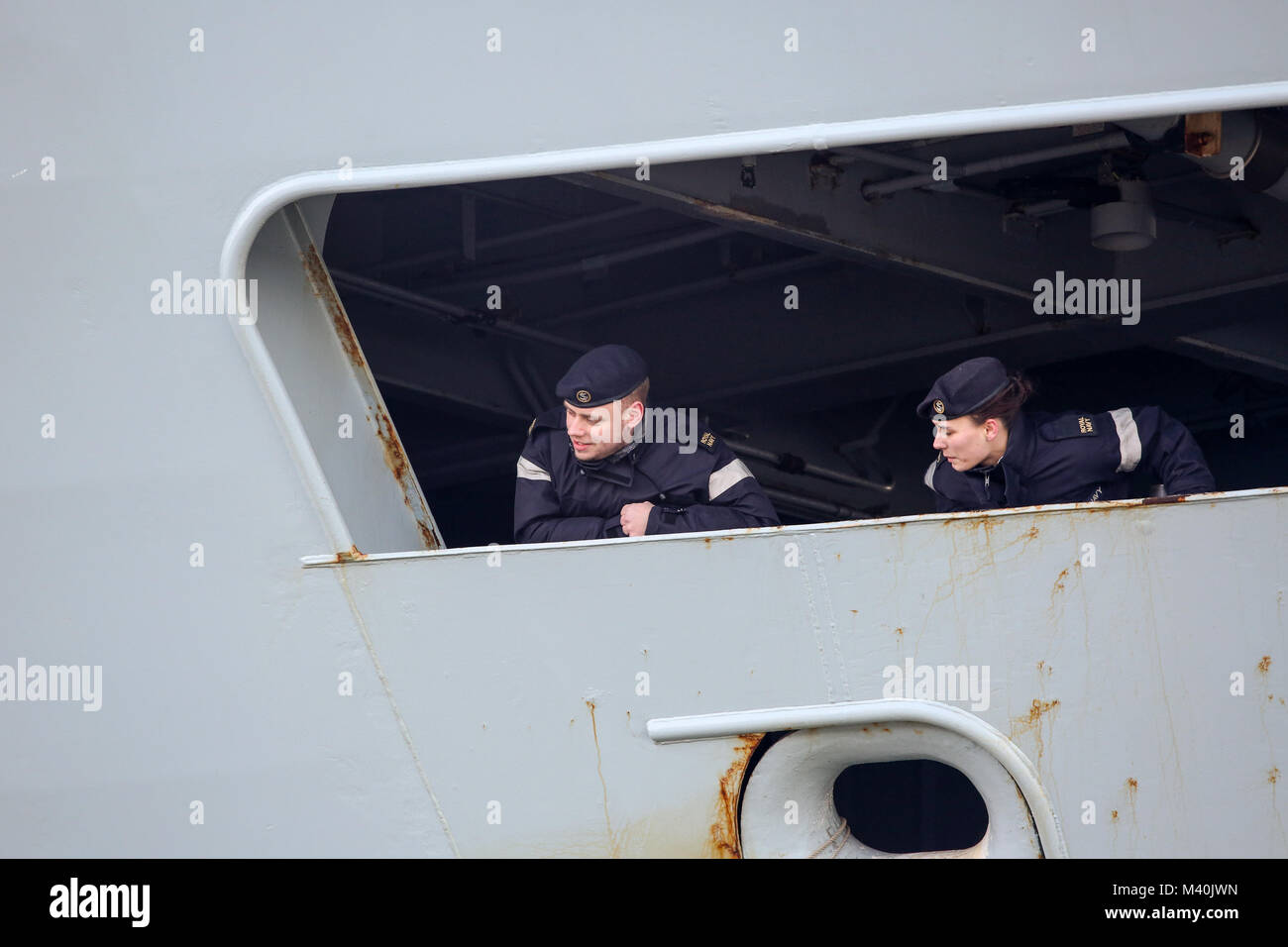 Le HMS Ocean voiles dans Plymouth, Devon, pour la toute dernière fois qu'un navire de la Marine royale service. Banque D'Images