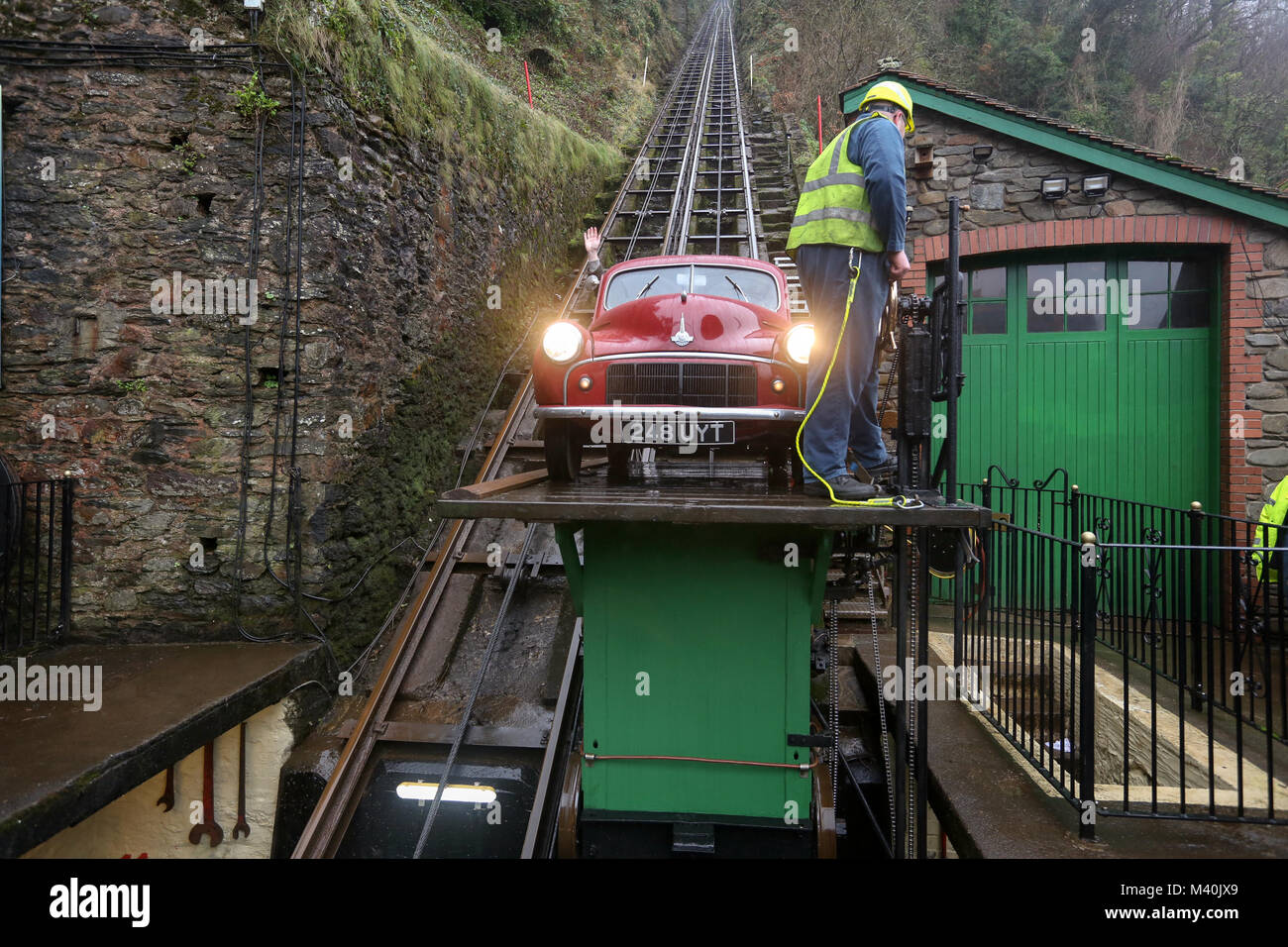 Classic cars ride le Lynton et Lynmouth Cliff Railway dans le Nord du Devon Banque D'Images