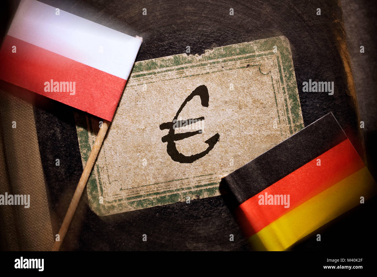 Drapeaux de l'Allemagne et la Pologne et réservez avec signe Euro, polonais, demandes de réparation Fahnen von Deutschland und Polen und Buch mit, Eurozeichen polnische R Banque D'Images