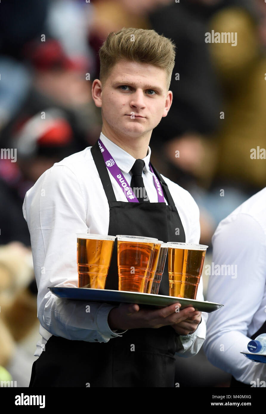 Un waiter holding un bac de bière avant un Six nations de rugby international au stade de Murrayfield, Edinburgh BT. Banque D'Images
