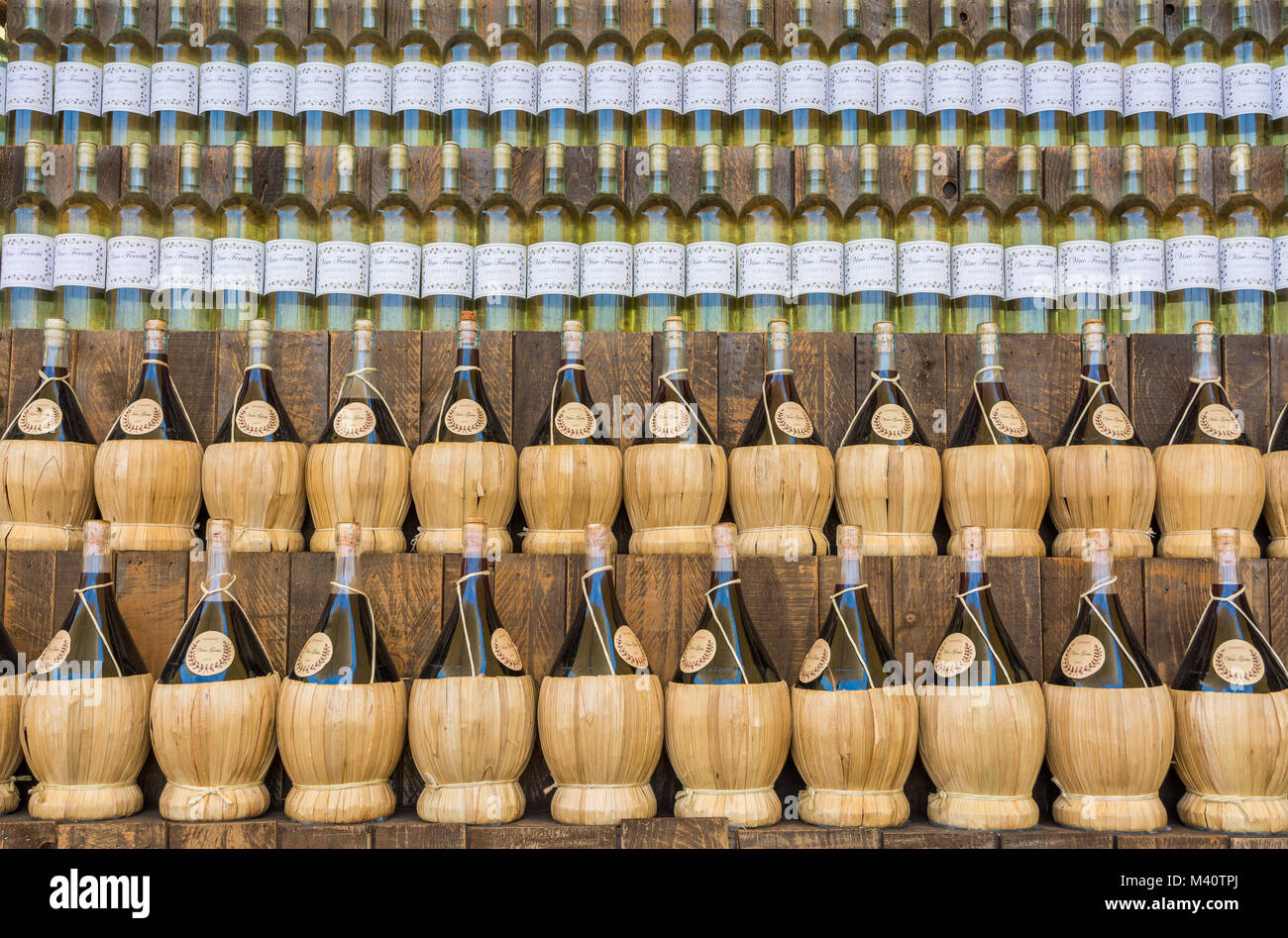 Milan, Italie, 25 juin 2015 : les bouteilles de vin des magasins de vins à Milan. Banque D'Images