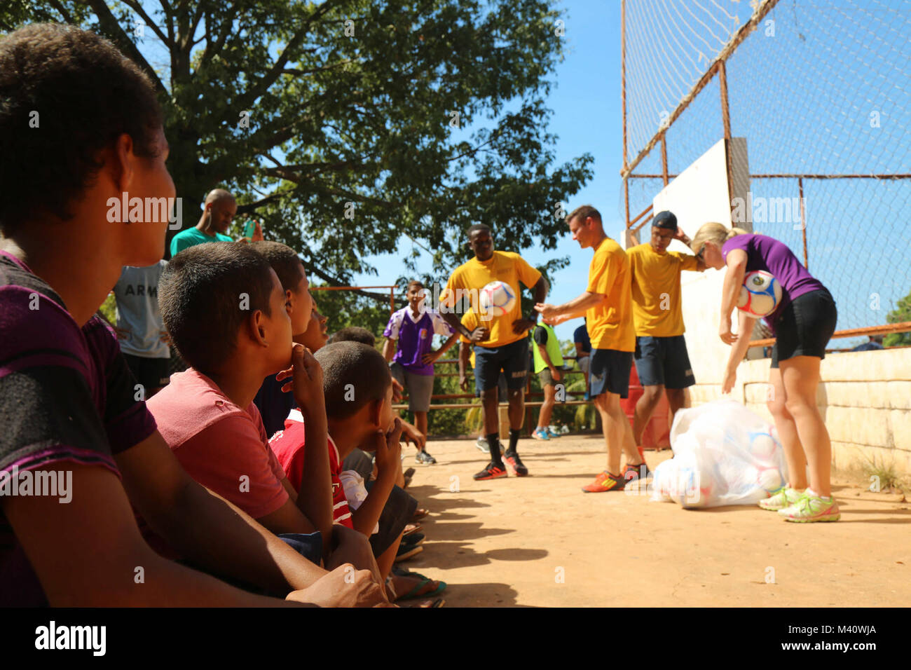 150829-A-ZA034-206 TRUJILLO, le Honduras (16 août 2000 29, 2015) Le Cmdr. Bradley Killenbeck, originaire de Spencer Port, N.Y., attribué à Naval Medical Center Portsmouth, Va., donne des ballons de foot aux enfants pendant un match de football avec la police, l'armée hondurienne locales et le personnel des relations communautaires au cours d'un événement à un terrain de soccer à l'appui de la promesse continue 2015. Promesse continue est un U.S. Southern Command-parrainé et U.S. Naval Forces Southern Command/U.S. 4ème flotte-déploiement effectué pour mener des opérations civiles et militaires, y compris l'aide humanitaire civile, sous réserve de m Banque D'Images
