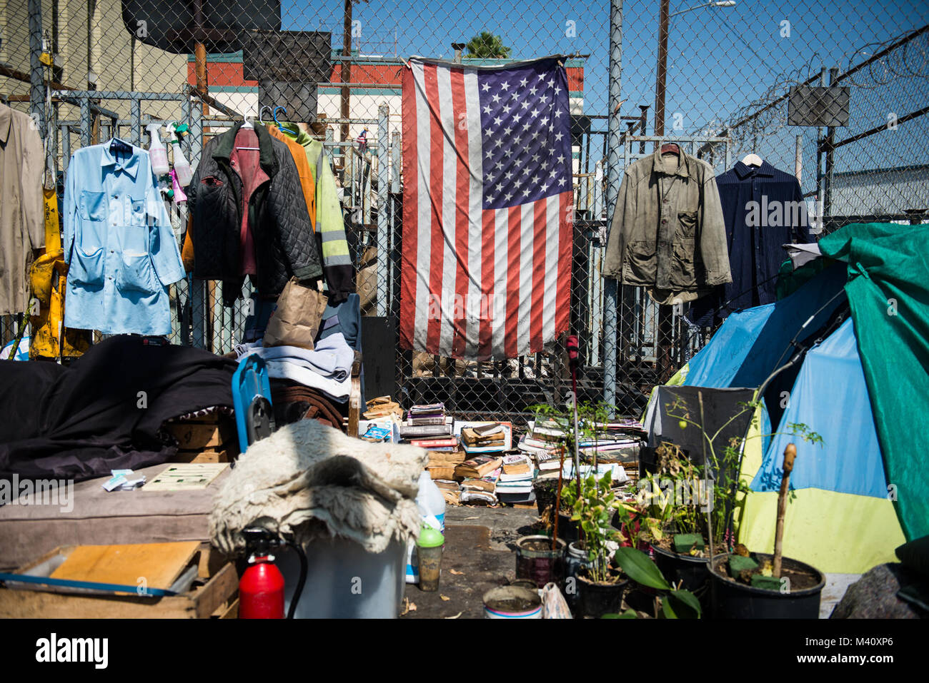 Skid Row est un secteur du centre-ville de Los Angeles et une zone principale que le vétérinaire recherche chasseurs pour anciens combattants sans abri et les personnes qui ont besoin d'aide. Skid Row est un 54-bloc zone avec des milliers de personnes sans abri. C'est l'une des plus grandes sections de sans-abri dans le pays. (U.S. Air Force photo/Le s.. Andrew Lee) 150929-F-NL936-753 par AirmanMagazine Banque D'Images