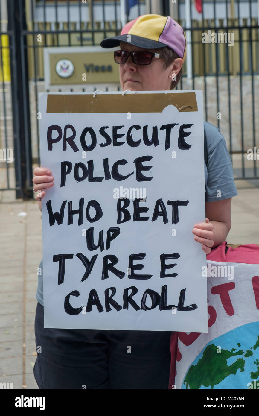 Une femme à la protestation contre l'arrêté de battre et brutale par la police de Philadelphie de Tyree Carroll est titulaire d'une affiche appelant à la police d'être poursuivis. Banque D'Images