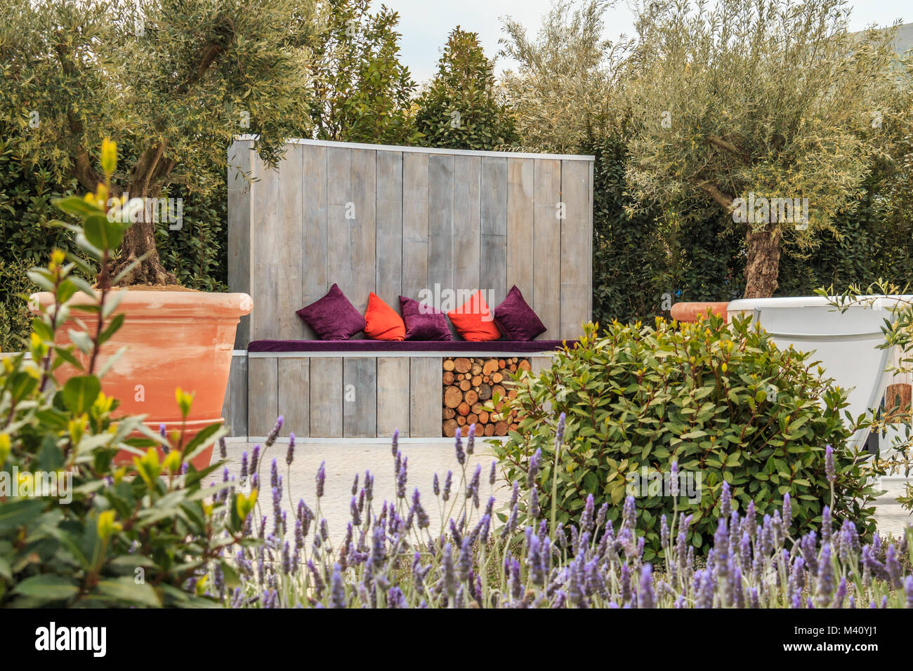 La retraite au Show Garden Festival du printemps 2017 Malvern RHS conçu par Villaggio Verde, médaillé Silver-Gilt Banque D'Images