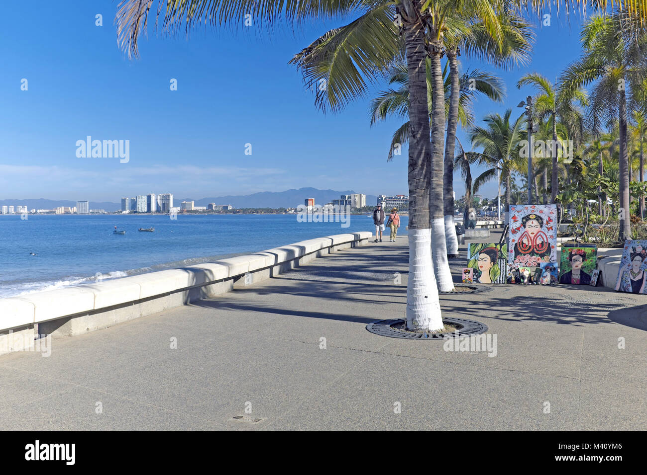 Le malecon tropicales dans la vieille ville de Puerto Vallarta, Mexique. Banque D'Images