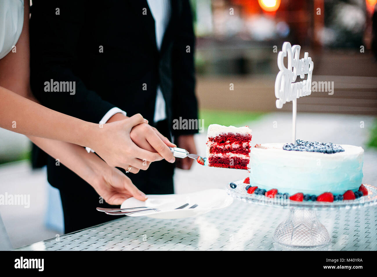 Les Maries Couper Un Morceau De Gateau De Velours Rouge Degrade Bleu Et Blanc Gateau A Signer Recemment Maries Decoration Avec Des Fraises Et Bleuets Photo Stock Alamy Les Maries Couper Un Morceau De Gateau De Velours Rouge Degrade Bleu Et Blanc Gateau A Signer Recemment Maries Decoration Avec Des Fraises Et Bleuets Photo Stock Alamy