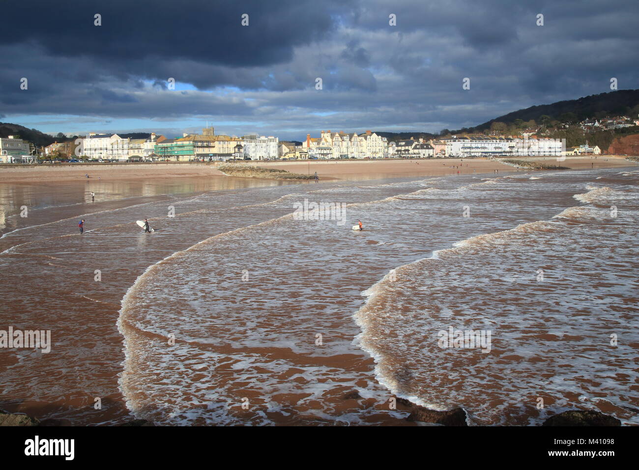 Les vagues de la mer sur la plage de sable de la côte jurassique du Devon, Cornwall, en Banque D'Images