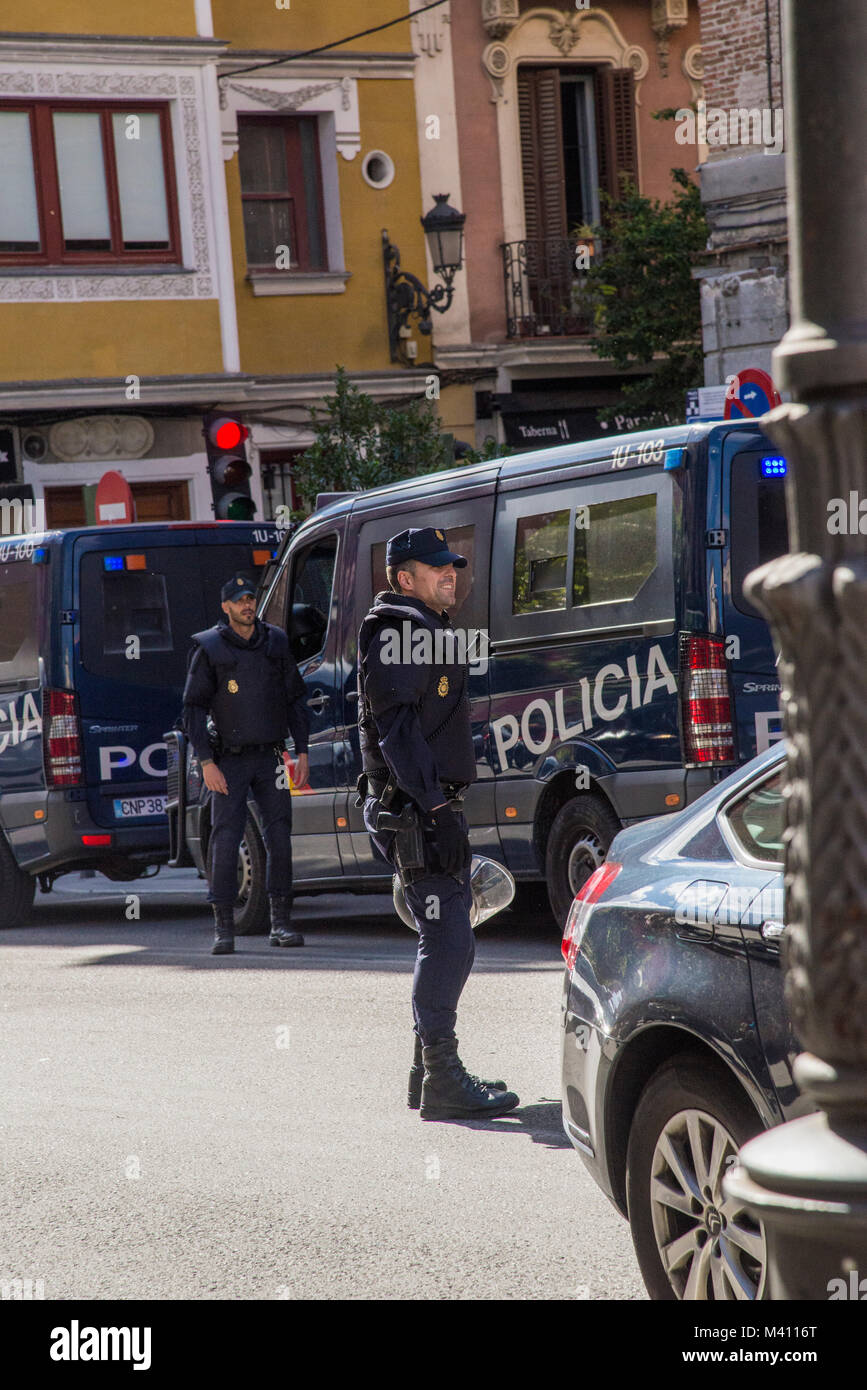 La police anti-émeute se préparer lorsque des amateurs de football de répondre dans le centre de Madrid avant le derby entre l'Atletico Madrid et le Real Madrid Banque D'Images