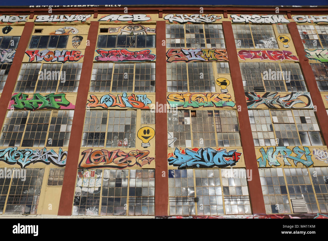 Le graffiti historique la mecque 5 Pointz est vu après avoir été peints par les développeurs en pleine nuit le 19 novembre 2013 à Long Island City Banque D'Images