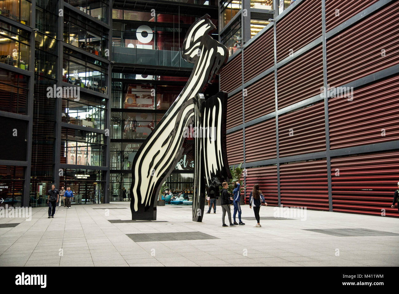 Museo nacional Centro de Arte Reina Sofía également appelé Centre des arts de la Reine Sofia est thr accueil de Picasso "Guernica". L'extérieur de l'oeuvre dans l'avant-cour est la sculpture de pinceau, Roy Lichtenstein Banque D'Images