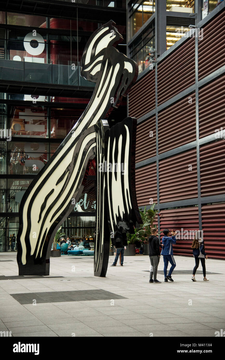 Museo nacional Centro de Arte Reina Sofía également appelé Centre des arts de la Reine Sofia est thr accueil de Picasso "Guernica". L'extérieur de l'oeuvre dans l'avant-cour est la sculpture de pinceau, Roy Lichtenstein Banque D'Images