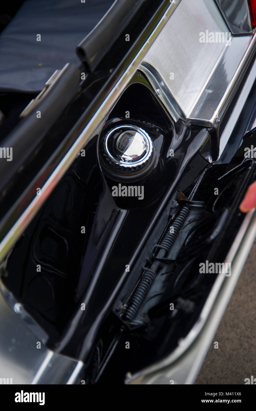 Goulotte de remplissage de carburant caché derrière la plaque d'immatriculation arrière sur BMW 3.0 CS E3 'Nouveau' Six coupé sportif allemand classique Banque D'Images