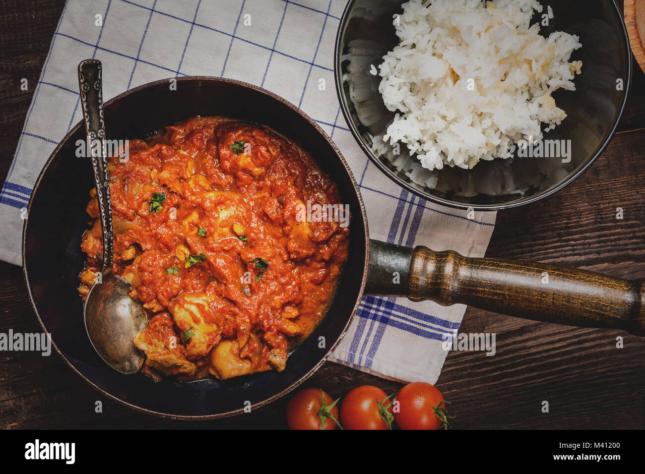 La cuisine indienne traditionnelle. Tikka masala épicé avec du riz sur la table en bois Vue de dessus Banque D'Images